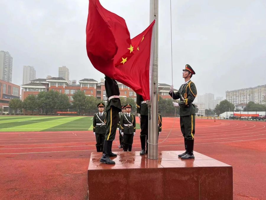 我校举行“迎国庆 庆中秋”主题升旗仪式