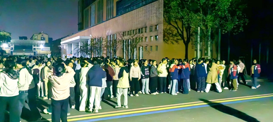 夜练“防火墙”，筑牢安全线——六安中学开展宿舍夜间消防安全演练