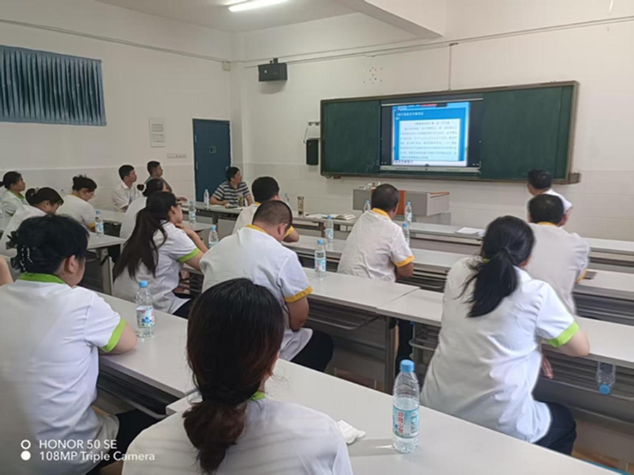 我校召开食堂从业人员培训会 拧紧校园"舌尖安全阀"